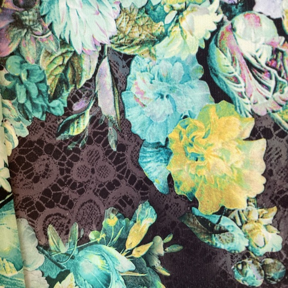 Sexy slinky… scuba? - Picture 2 of 5